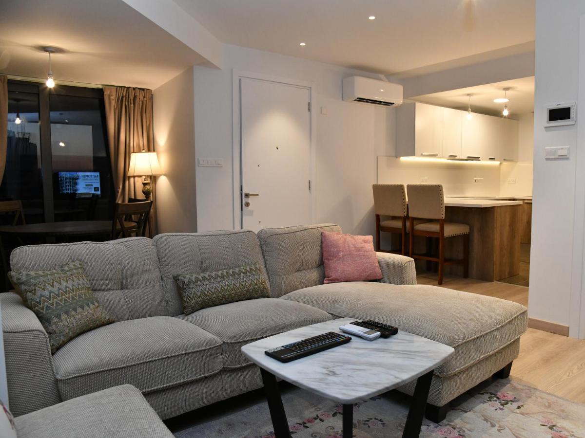Baz Tower Aparthotel Nikosia Bagian luar foto