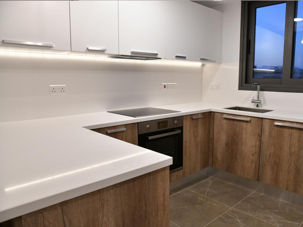 Baz Tower Aparthotel Nikosia Bagian luar foto