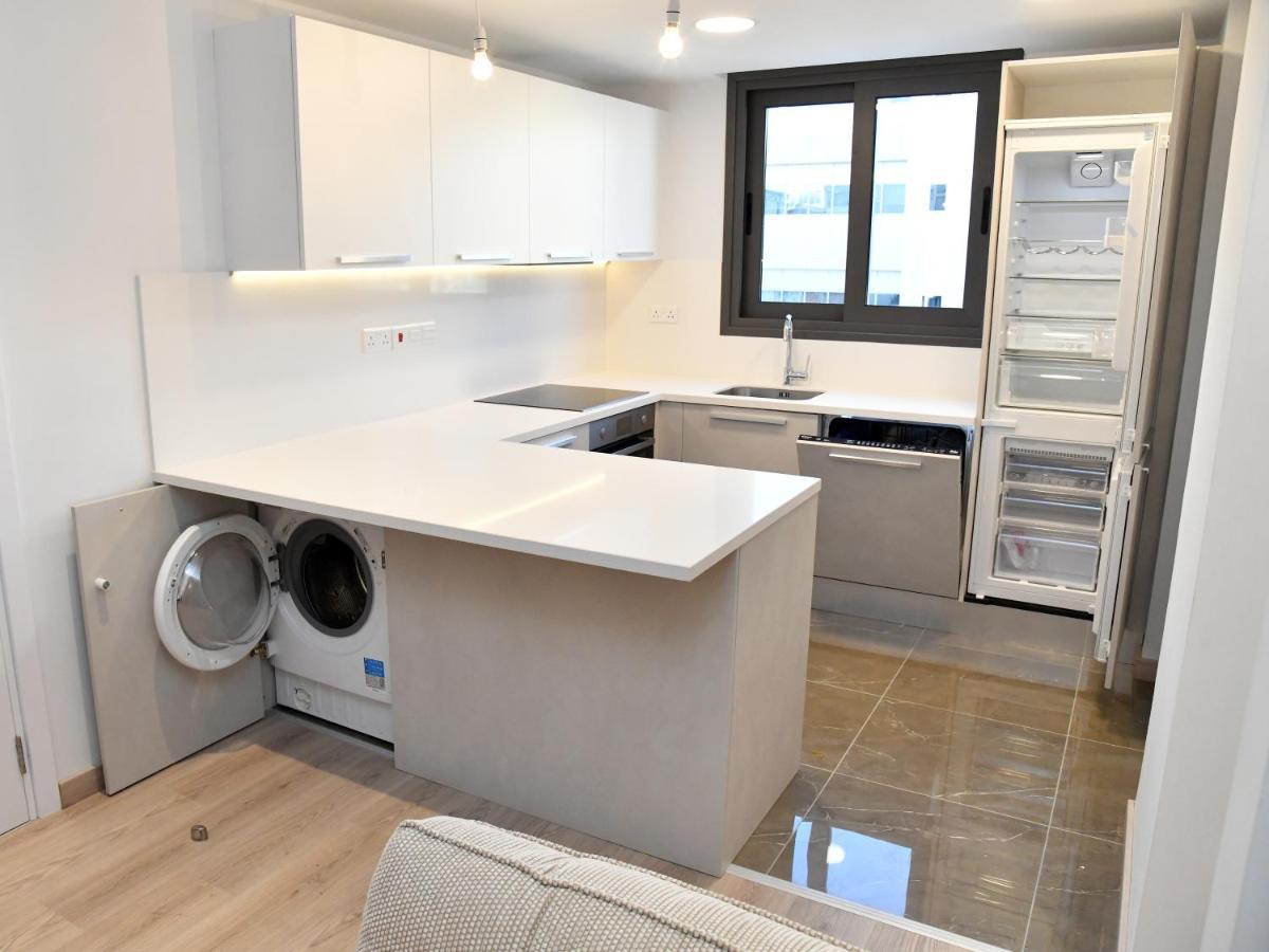 Baz Tower Aparthotel Nikosia Bagian luar foto