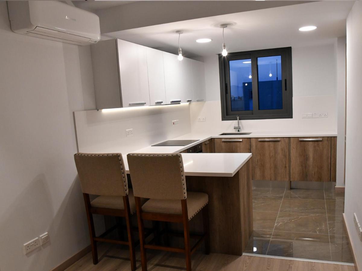 Baz Tower Aparthotel Nikosia Bagian luar foto