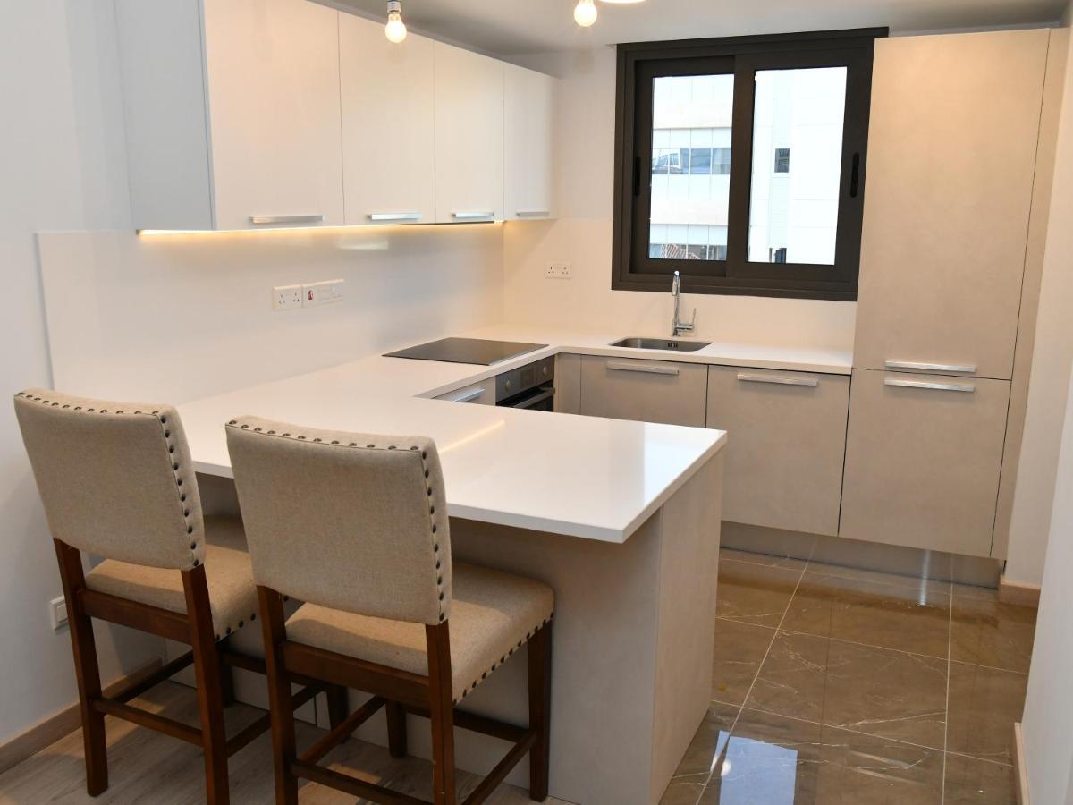 Baz Tower Aparthotel Nikosia Bagian luar foto
