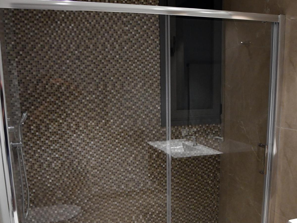 Baz Tower Aparthotel Nikosia Bagian luar foto